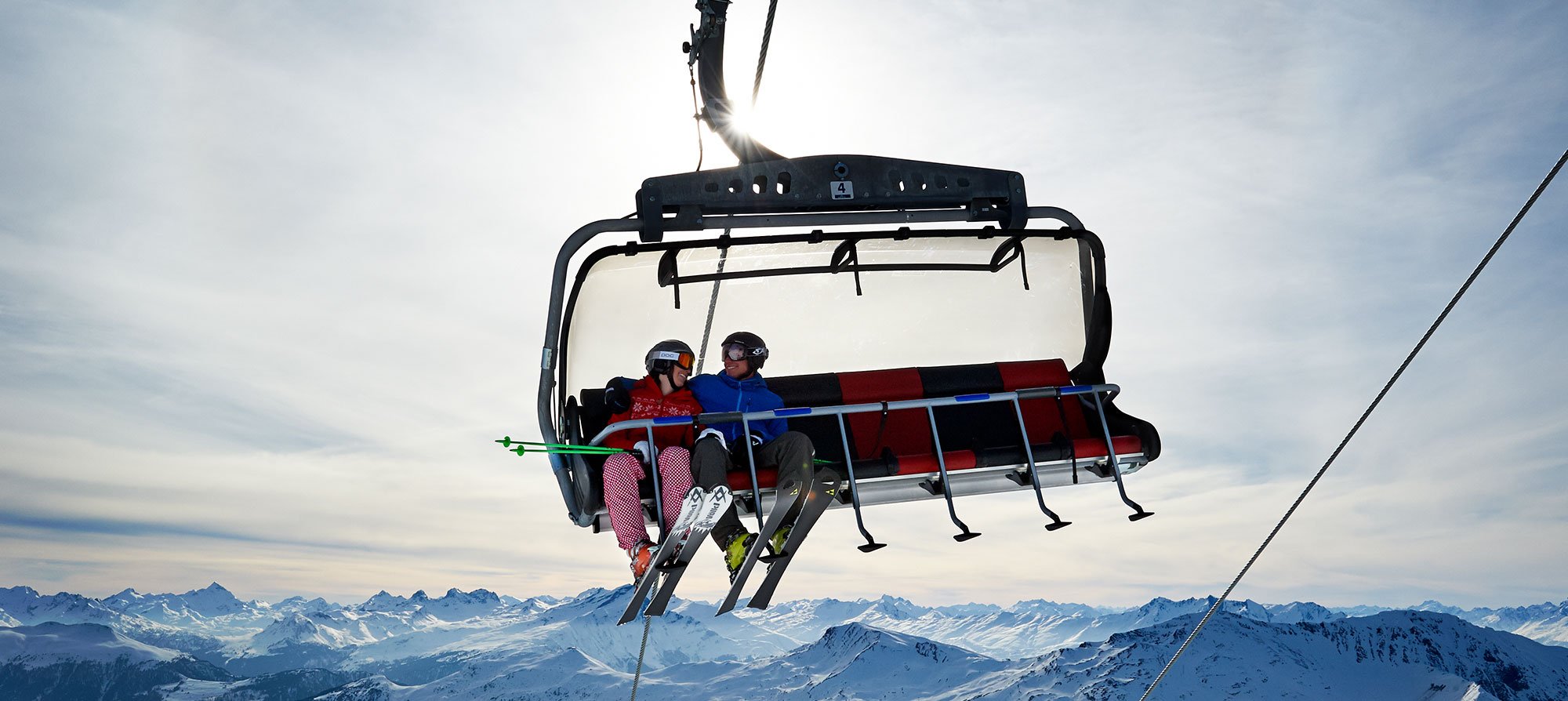 Skiurlauber direkt am Skilift vor unserem Hotel in Arosa Lenzerheide