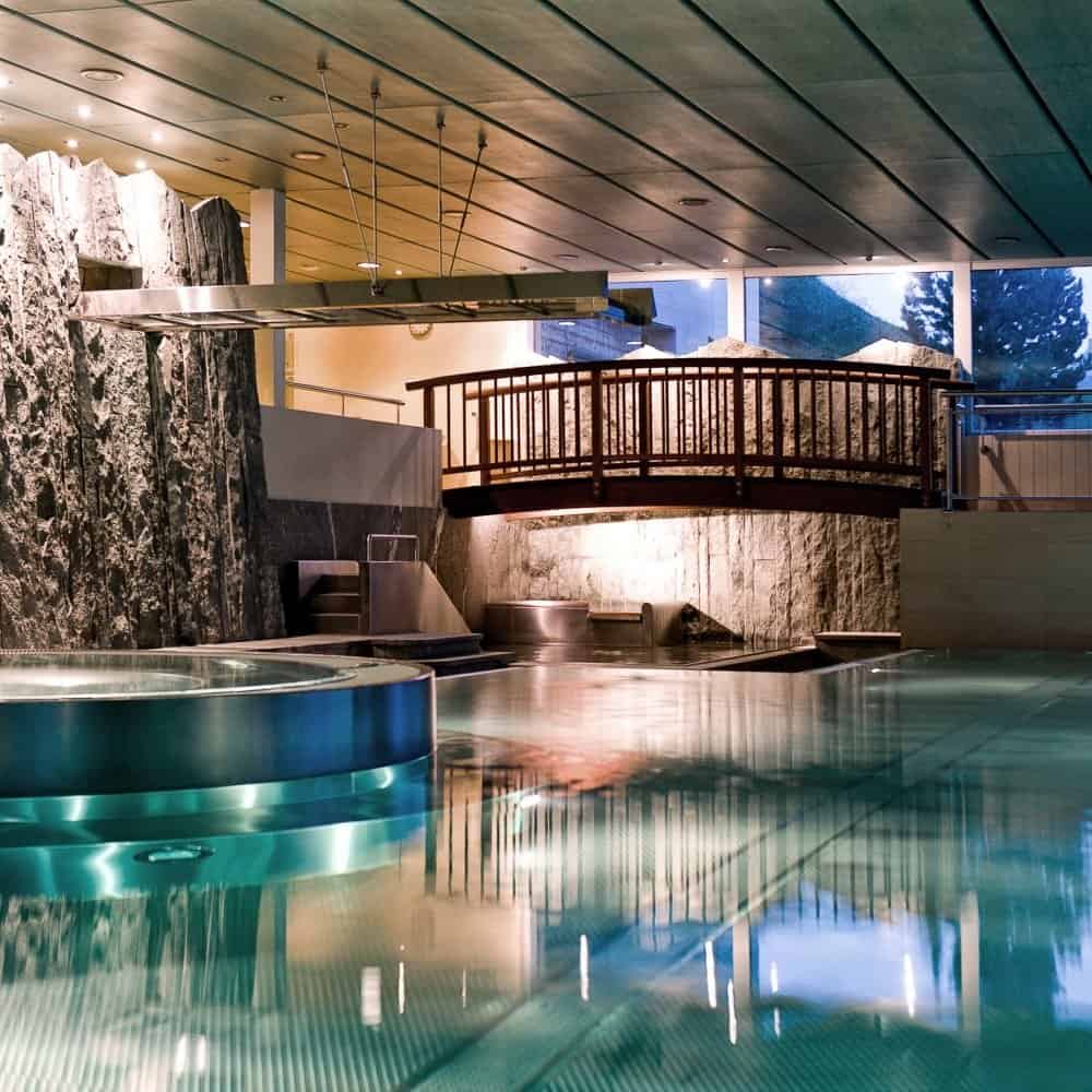 Gäste entspannen im Spa & Pool unseres Hotels in Arosa, Graubünden