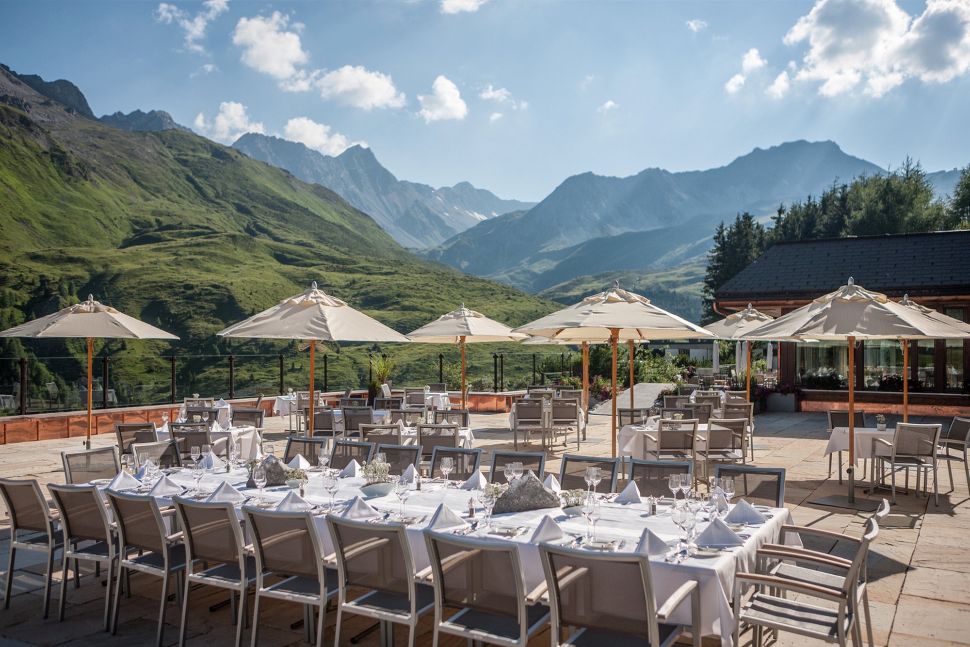 Arosa Kulm Hotel Terrasse mit Schweizer Alpenkulisse von Graubünden im Engadin